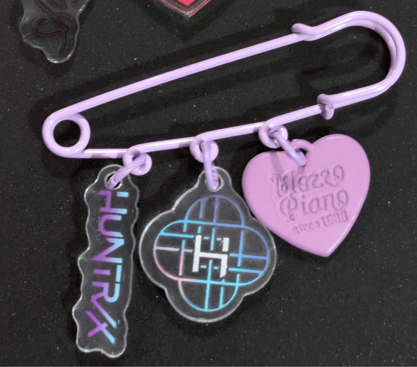 K - POP DEMON HUNTERS Safety Pin Charm - DelsBricks Toys & CollectiblesDelsBricks Toys & CollectiblesRalphie's Funhouse